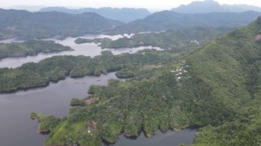 Milford Ses ve Kuşkulu Ses 'in Dağları ve Fiyortları, Yeni Zelanda. Bengoh Vadisi, Sarawak.