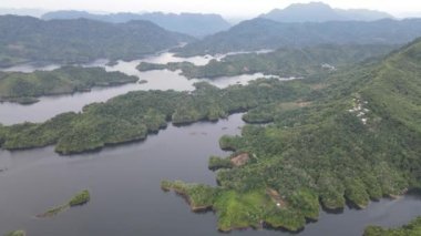 Milford Ses ve Kuşkulu Ses 'in Dağları ve Fiyortları, Yeni Zelanda. Bengoh Vadisi, Sarawak.
