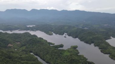Milford Ses ve Kuşkulu Ses 'in Dağları ve Fiyortları, Yeni Zelanda. Bengoh Vadisi, Sarawak.