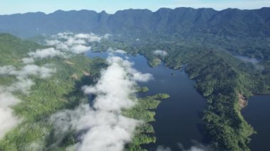 Milford Ses ve Kuşkulu Ses 'in Dağları ve Fiyortları, Yeni Zelanda. Bengoh Vadisi, Sarawak.