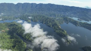 Milford Ses ve Kuşkulu Ses 'in Dağları ve Fiyortları, Yeni Zelanda. Bengoh Vadisi, Sarawak.