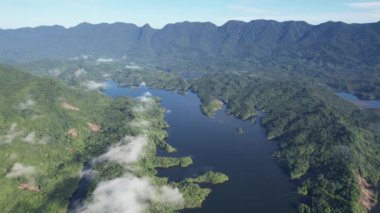 Milford Ses ve Kuşkulu Ses 'in Dağları ve Fiyortları, Yeni Zelanda. Bengoh Vadisi, Sarawak.