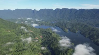 Milford Ses ve Kuşkulu Ses 'in Dağları ve Fiyortları, Yeni Zelanda. Bengoh Vadisi, Sarawak.