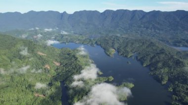 Milford Ses ve Kuşkulu Ses 'in Dağları ve Fiyortları, Yeni Zelanda. Bengoh Vadisi, Sarawak.