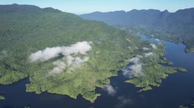 Milford Ses ve Kuşkulu Ses 'in Dağları ve Fiyortları, Yeni Zelanda. Bengoh Vadisi, Sarawak.