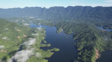 Milford Ses ve Kuşkulu Ses 'in Dağları ve Fiyortları, Yeni Zelanda. Bengoh Vadisi, Sarawak.