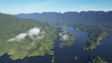 Milford Ses ve Kuşkulu Ses 'in Dağları ve Fiyortları, Yeni Zelanda. Bengoh Vadisi, Sarawak.