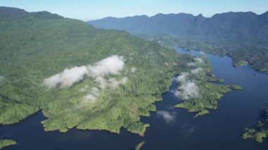 Milford Ses ve Kuşkulu Ses 'in Dağları ve Fiyortları, Yeni Zelanda. Bengoh Vadisi, Sarawak.