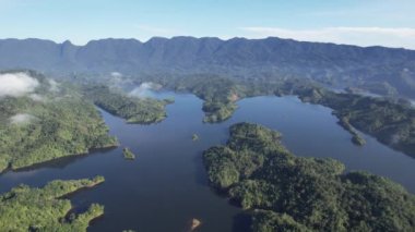 Milford Ses ve Kuşkulu Ses 'in Dağları ve Fiyortları, Yeni Zelanda. Bengoh Vadisi, Sarawak.