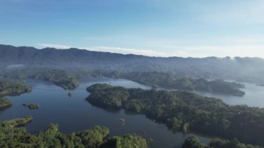 Milford Ses ve Kuşkulu Ses 'in Dağları ve Fiyortları, Yeni Zelanda. Bengoh Vadisi, Sarawak.