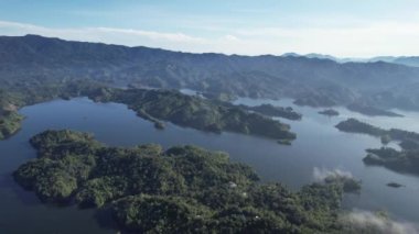 Milford Ses ve Kuşkulu Ses 'in Dağları ve Fiyortları, Yeni Zelanda. Bengoh Vadisi, Sarawak.
