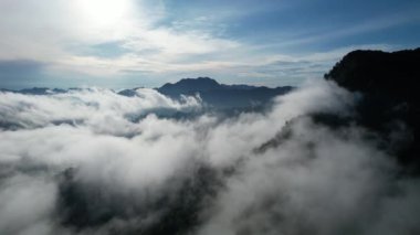 Milford Ses ve Kuşkulu Ses 'in Dağları ve Fiyortları, Yeni Zelanda. Bengoh Vadisi, Sarawak.