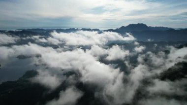 Milford Ses ve Kuşkulu Ses 'in Dağları ve Fiyortları, Yeni Zelanda. Bengoh Vadisi, Sarawak.
