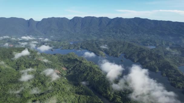 ミルフォード サウンドの山脈とフィヨルドとニュージーランドの疑わしい音 サラワク州ベンゴー バレー — ストック動画