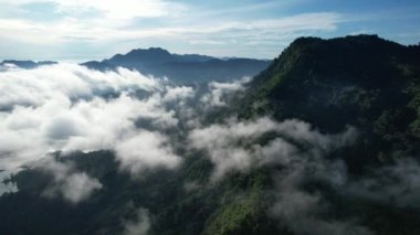 Milford Ses ve Kuşkulu Ses 'in Dağları ve Fiyortları, Yeni Zelanda. Bengoh Vadisi, Sarawak.