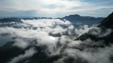 Milford Ses ve Kuşkulu Ses 'in Dağları ve Fiyortları, Yeni Zelanda. Bengoh Vadisi, Sarawak.