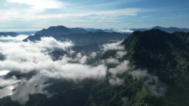 Milford Ses ve Kuşkulu Ses 'in Dağları ve Fiyortları, Yeni Zelanda. Bengoh Vadisi, Sarawak.