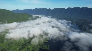 Milford Ses ve Kuşkulu Ses 'in Dağları ve Fiyortları, Yeni Zelanda. Bengoh Vadisi, Sarawak.
