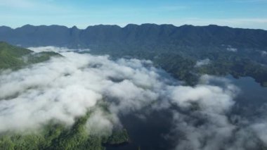 Milford Ses ve Kuşkulu Ses 'in Dağları ve Fiyortları, Yeni Zelanda. Bengoh Vadisi, Sarawak.