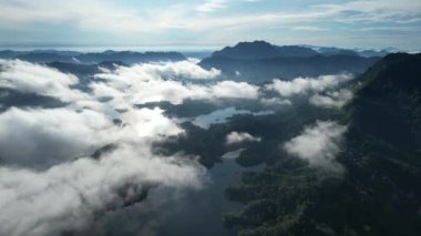 Milford Ses ve Kuşkulu Ses 'in Dağları ve Fiyortları, Yeni Zelanda. Bengoh Vadisi, Sarawak.