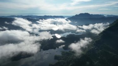Milford Ses ve Kuşkulu Ses 'in Dağları ve Fiyortları, Yeni Zelanda. Bengoh Vadisi, Sarawak.