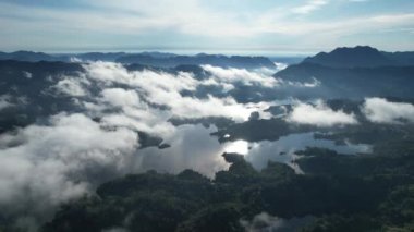 Milford Ses ve Kuşkulu Ses 'in Dağları ve Fiyortları, Yeni Zelanda. Bengoh Vadisi, Sarawak.