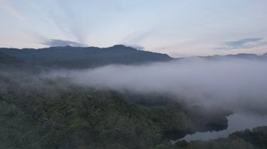Milford Ses ve Kuşkulu Ses 'in Dağları ve Fiyortları, Yeni Zelanda. Bengoh Vadisi, Sarawak.