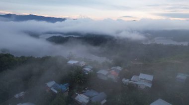 Milford Ses ve Kuşkulu Ses 'in Dağları ve Fiyortları, Yeni Zelanda. Bengoh Vadisi, Sarawak.