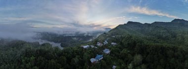 Milford Ses ve Kuşkulu Ses 'in Dağları ve Fiyortları, Yeni Zelanda. Bengoh Vadisi, Sarawak.