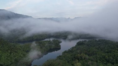 Milford Ses ve Kuşkulu Ses 'in Dağları ve Fiyortları, Yeni Zelanda. Bengoh Vadisi, Sarawak.
