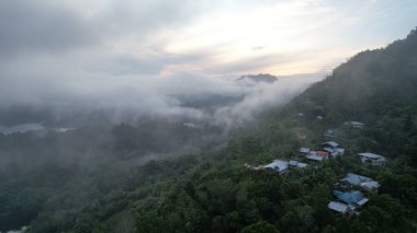 Milford Ses ve Kuşkulu Ses 'in Dağları ve Fiyortları, Yeni Zelanda. Bengoh Vadisi, Sarawak.