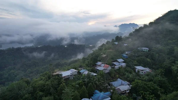 Milford Ses ve Kuşkulu Ses 'in Dağları ve Fiyortları, Yeni Zelanda. Bengoh Vadisi, Sarawak.