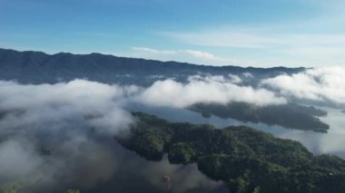 Milford Ses ve Kuşkulu Ses 'in Dağları ve Fiyortları, Yeni Zelanda. Bengoh Vadisi, Sarawak.