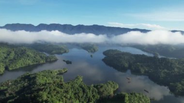 Milford Ses ve Kuşkulu Ses 'in Dağları ve Fiyortları, Yeni Zelanda. Bengoh Vadisi, Sarawak.