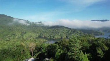 Milford Ses ve Kuşkulu Ses 'in Dağları ve Fiyortları, Yeni Zelanda. Bengoh Vadisi, Sarawak.