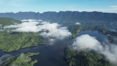 Milford Ses ve Kuşkulu Ses 'in Dağları ve Fiyortları, Yeni Zelanda. Bengoh Vadisi, Sarawak.