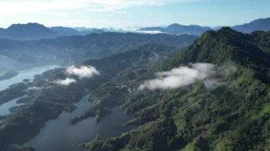 Milford Ses ve Kuşkulu Ses 'in Dağları ve Fiyortları, Yeni Zelanda. Bengoh Vadisi, Sarawak.