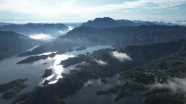 Milford Ses ve Kuşkulu Ses 'in Dağları ve Fiyortları, Yeni Zelanda. Bengoh Vadisi, Sarawak.