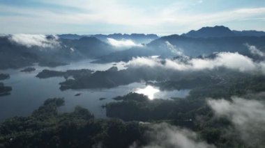 Milford Ses ve Kuşkulu Ses 'in Dağları ve Fiyortları, Yeni Zelanda. Bengoh Vadisi, Sarawak.