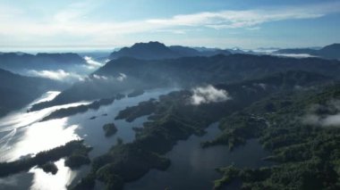 Milford Ses ve Kuşkulu Ses 'in Dağları ve Fiyortları, Yeni Zelanda. Bengoh Vadisi, Sarawak.