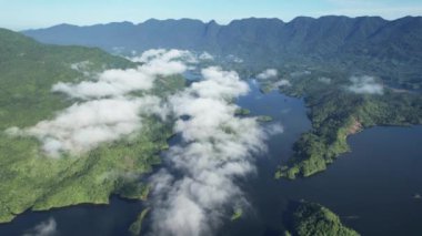 Milford Ses ve Kuşkulu Ses 'in Dağları ve Fiyortları, Yeni Zelanda. Bengoh Vadisi, Sarawak.