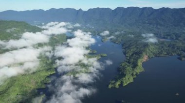 Milford Ses ve Kuşkulu Ses 'in Dağları ve Fiyortları, Yeni Zelanda. Bengoh Vadisi, Sarawak.