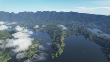 Milford Ses ve Kuşkulu Ses 'in Dağları ve Fiyortları, Yeni Zelanda. Bengoh Vadisi, Sarawak.