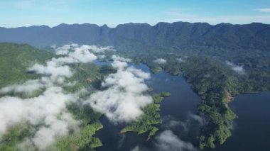 Milford Ses ve Kuşkulu Ses 'in Dağları ve Fiyortları, Yeni Zelanda. Bengoh Vadisi, Sarawak.