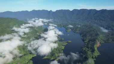 Milford Ses ve Kuşkulu Ses 'in Dağları ve Fiyortları, Yeni Zelanda. Bengoh Vadisi, Sarawak.