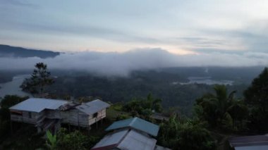 Milford Ses ve Kuşkulu Ses 'in Dağları ve Fiyortları, Yeni Zelanda. Bengoh Vadisi, Sarawak.