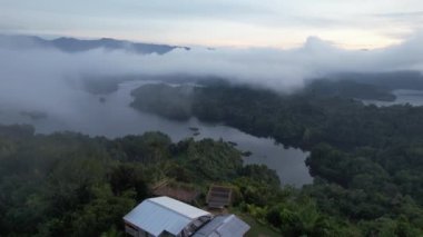 Milford Ses ve Kuşkulu Ses 'in Dağları ve Fiyortları, Yeni Zelanda. Bengoh Vadisi, Sarawak.