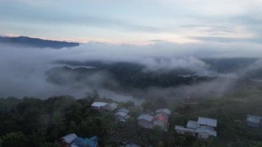 Milford Ses ve Kuşkulu Ses 'in Dağları ve Fiyortları, Yeni Zelanda. Bengoh Vadisi, Sarawak.