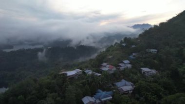 Milford Ses ve Kuşkulu Ses 'in Dağları ve Fiyortları, Yeni Zelanda. Bengoh Vadisi, Sarawak.