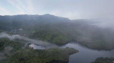 Milford Ses ve Kuşkulu Ses 'in Dağları ve Fiyortları, Yeni Zelanda. Bengoh Vadisi, Sarawak.